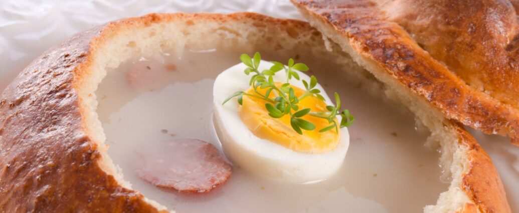 Tradycyjny żurek z jajkiem podany w chlebie