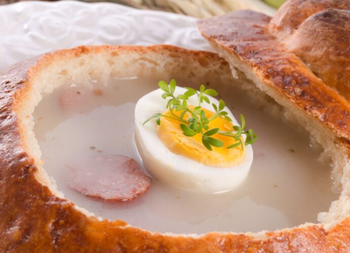 Tradycyjny żurek z jajkiem podany w chlebie