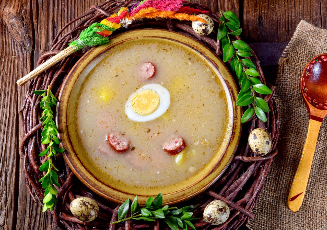 Żurek wielkanocny podany z jajkiem na twardo i kiełbaską  