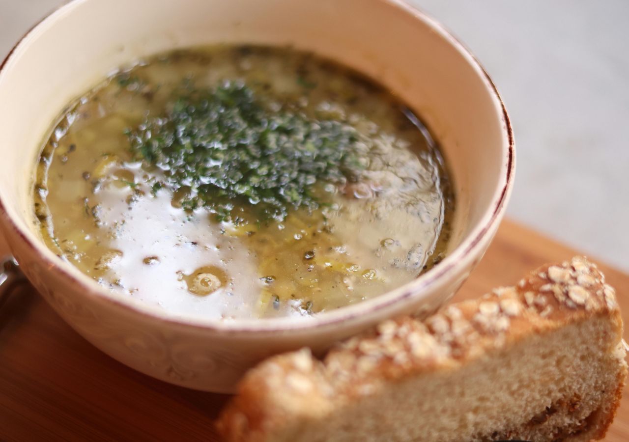 Żurek świetnie smakuje z dodatkiem czosnku niedźwiedziego