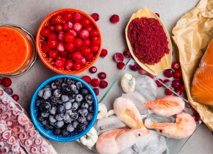 Produkty zawierające naturalne antyoksydanty - krewetki, łosoś, jagody, owoce morza, przecier pomidorowy