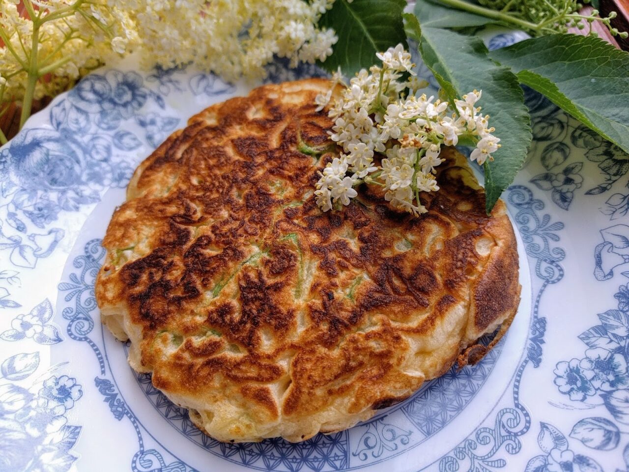 Kwiaty czarnego bzu smażone w cieście naleśnikowym