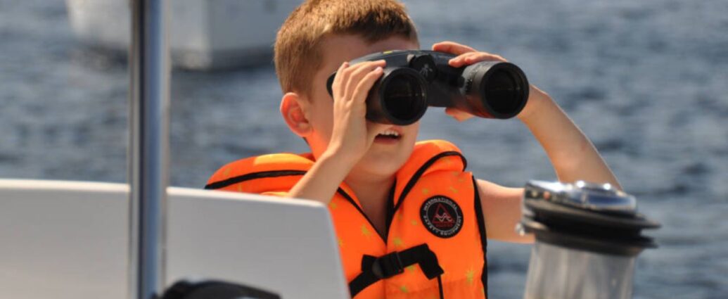 Kamizelka ratunkowa dla dzieci to element, którego nie powinno zabraknąć w żadnym bagażu. To nie tylko obowiązkowe wyposażenie, ale także wyraz troski o życie i zdrowie najmłodszych