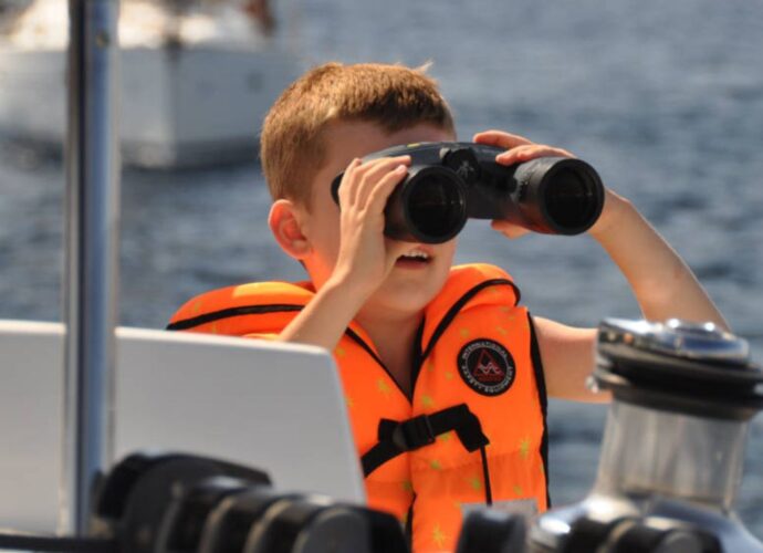 Kamizelka ratunkowa dla dzieci to element, którego nie powinno zabraknąć w żadnym bagażu. To nie tylko obowiązkowe wyposażenie, ale także wyraz troski o życie i zdrowie najmłodszych