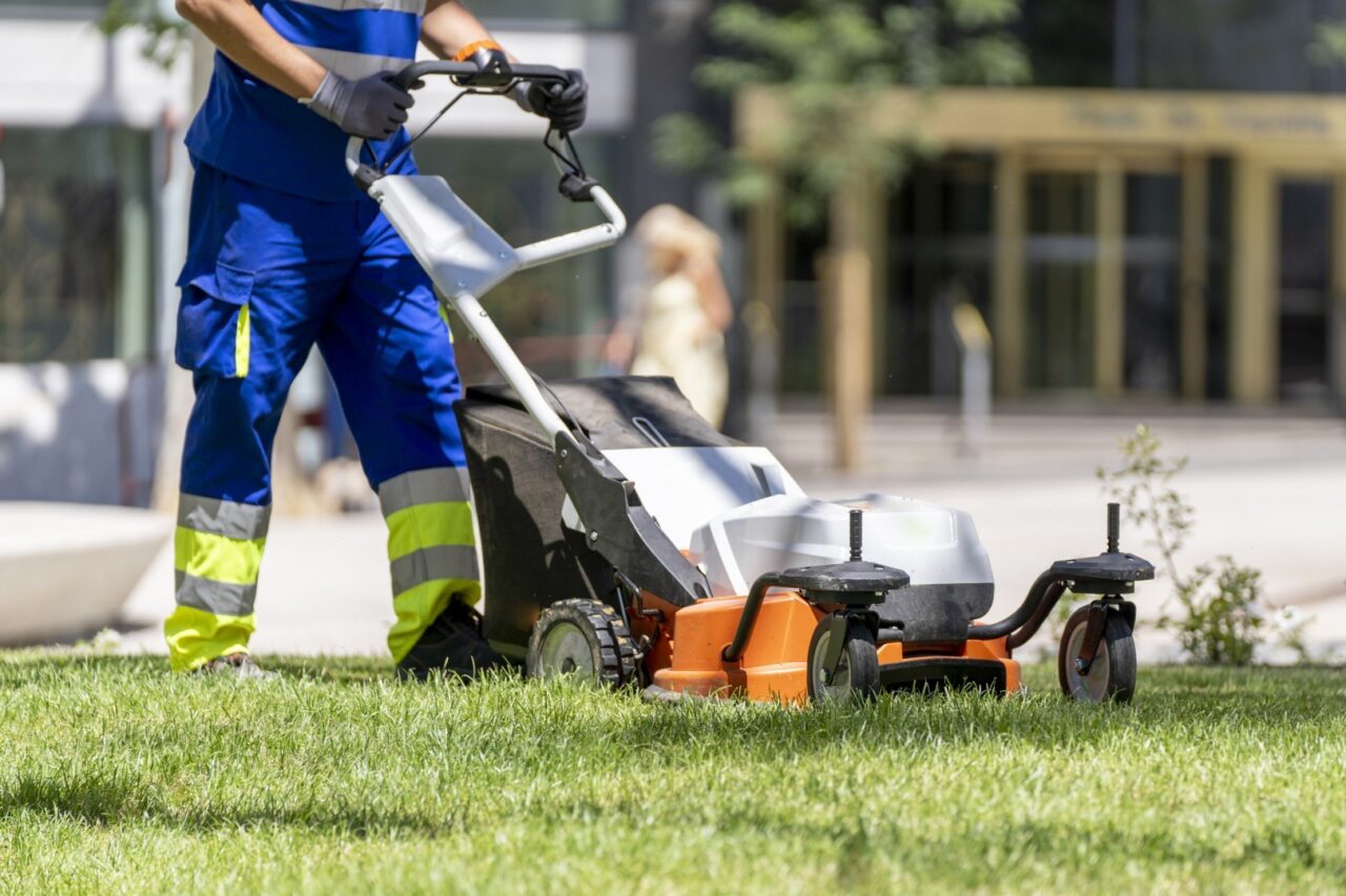 Kosiarka akumulatorowa jest lżejsza i zwrotniejsza niż spalinowa, nie hałasuje i nie truje spalinami
