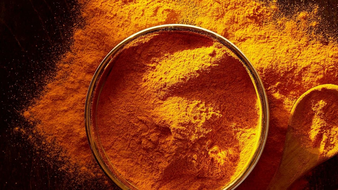 Sproszkowana kurkuma, źródło kurkuminy