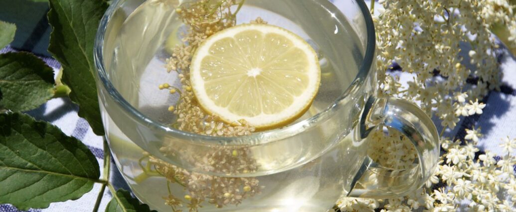 Lemoniada z dodatkiem kwiatów czarnego bzu