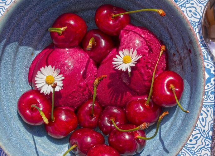 Letni deser - lody owocowe z czereśniami