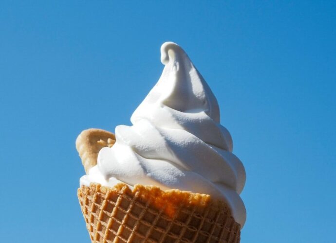Włoskie lody o smaku śmietankowym w słodkim wafelku