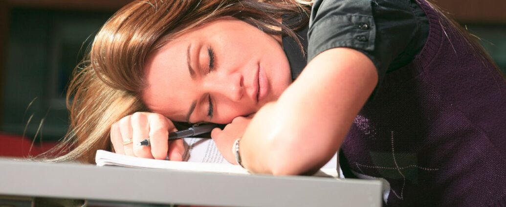 Zmęczona kobieta w wyniku stresu oksydacyjnego i nadmiernej ilości wolnych rodników