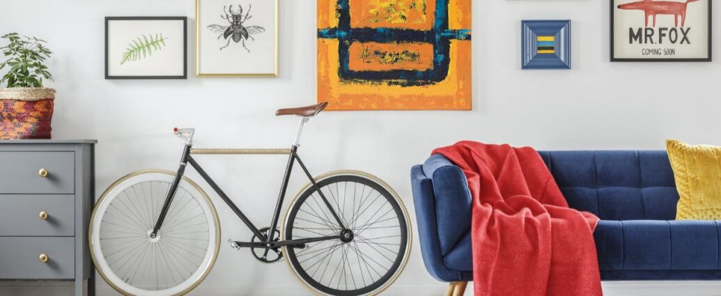 Ściana w mieszkaniu ozdobiona plakatami