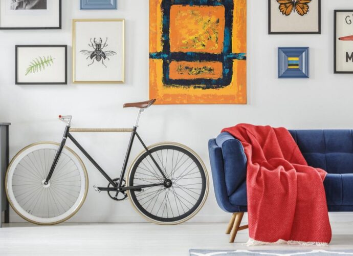 Ściana w mieszkaniu ozdobiona plakatami