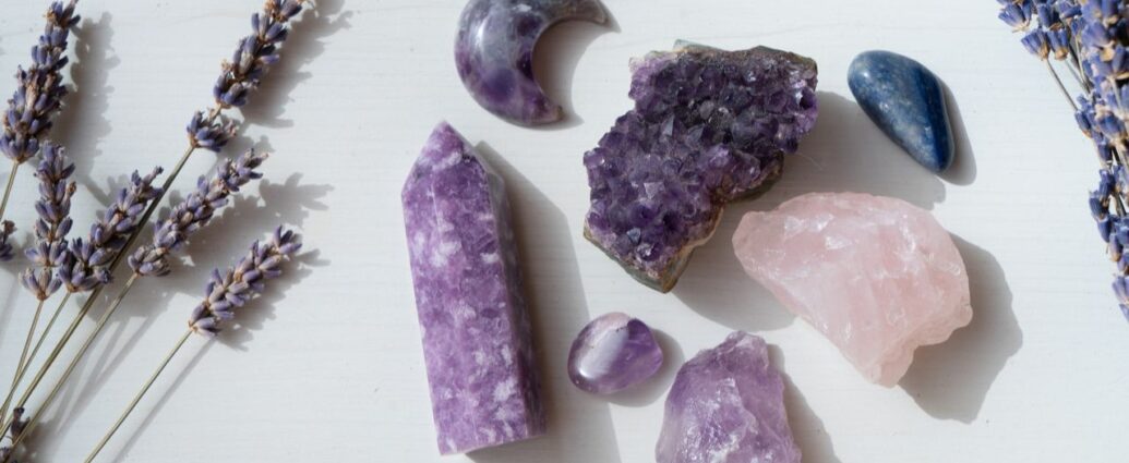 Naturalne kamienie w odcieniach fioletu
