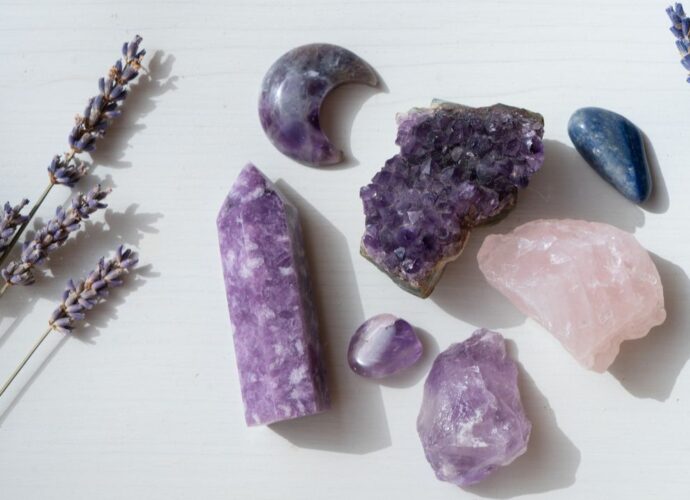 Naturalne kamienie w odcieniach fioletu