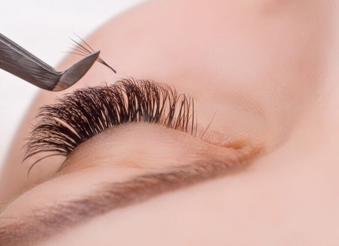 Zabieg zagęszczania rzęs z użyciem kleju