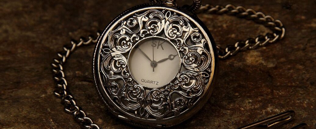 Ozdobny zegarek na łańcuszku w staroświeckim stylu