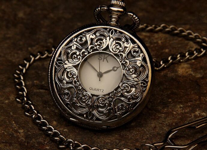 Ozdobny zegarek na łańcuszku w staroświeckim stylu