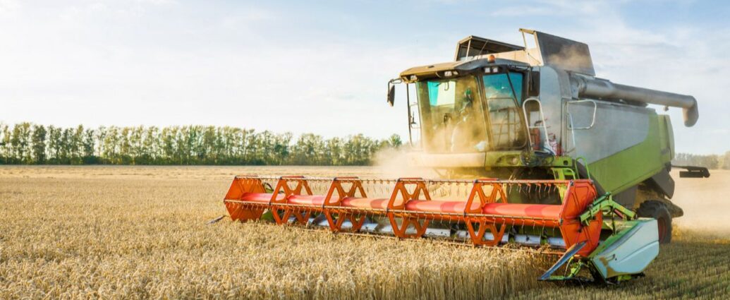 Kombajn w czasie prac na polowych