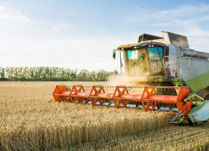 Kombajn w czasie prac na polowych