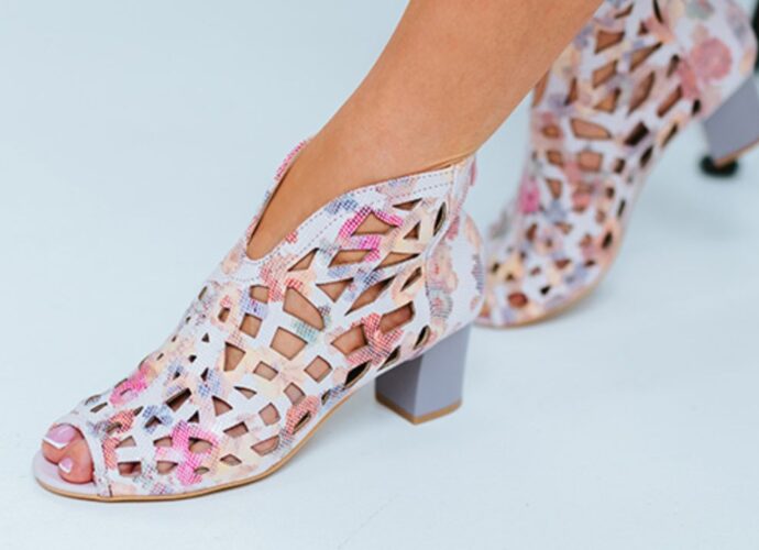 Ażurowe sandały na słupku w kolorach pastelowych