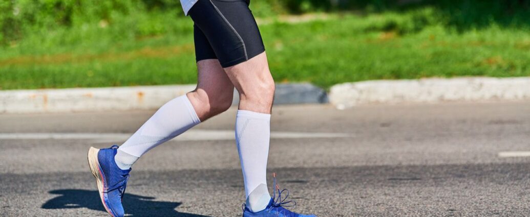 Biegacz w czasie treningu w wysokich skarpetach sportowych