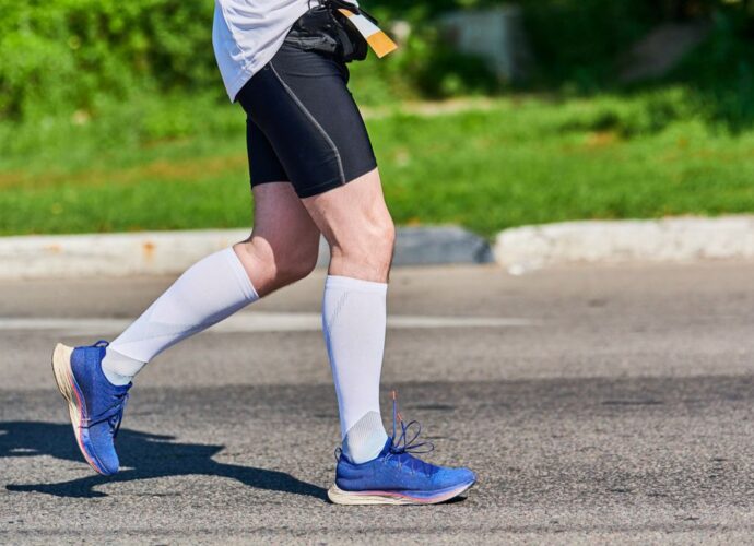 Biegacz w czasie treningu w wysokich skarpetach sportowych