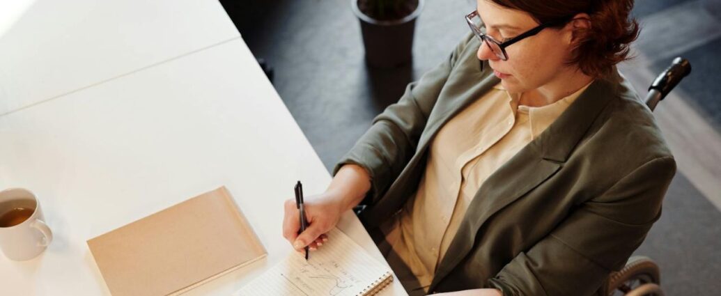 Kobieta z niepełnosprawnością na wózku inwalidzkim