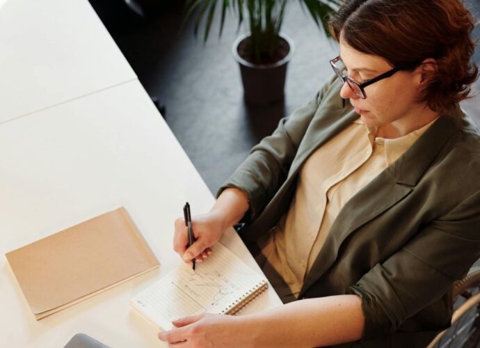 Kobieta z niepełnosprawnością na wózku inwalidzkim