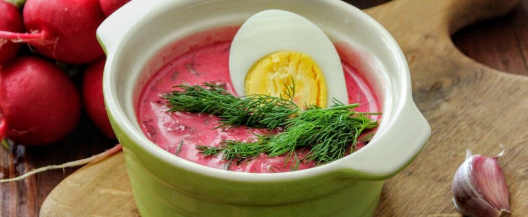 Chłodnik litewski w zielonej miseczce, podany z jajkiem na twardo i koperkiem