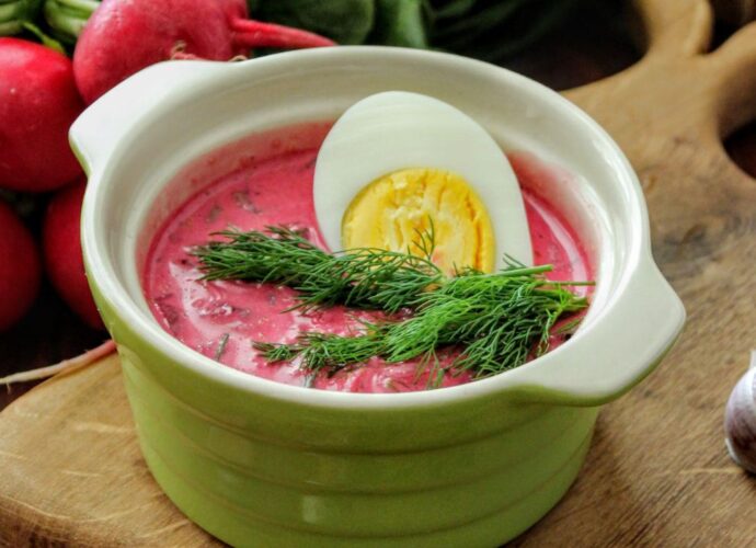 Chłodnik litewski w zielonej miseczce, podany z jajkiem na twardo i koperkiem