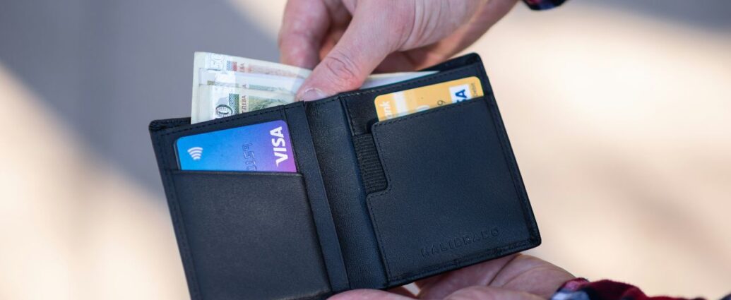 Portfel z gotówką i kartami kredytowymi oraz płatniczymi