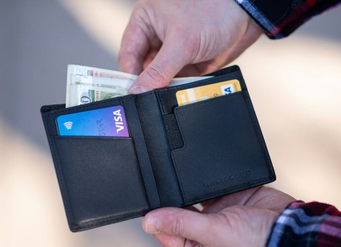 Portfel z gotówką i kartami kredytowymi oraz płatniczymi