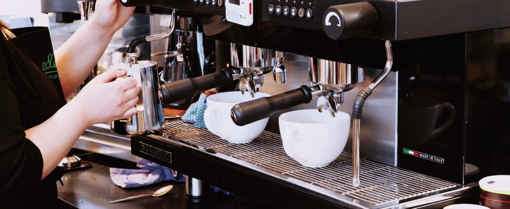 Ekspres do parzenia kawy w kawiarni