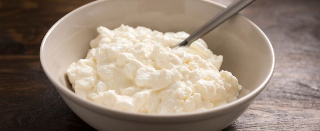 Skandynawski twaróg kvarg w misce