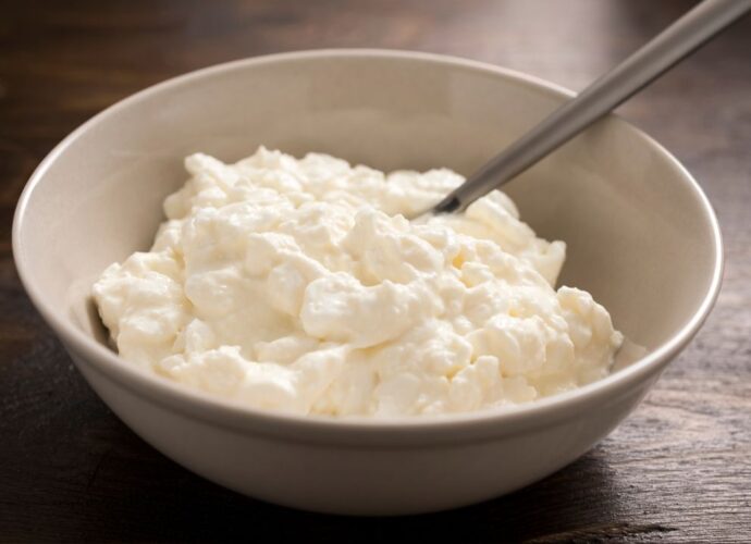 Skandynawski twaróg kvarg w misce