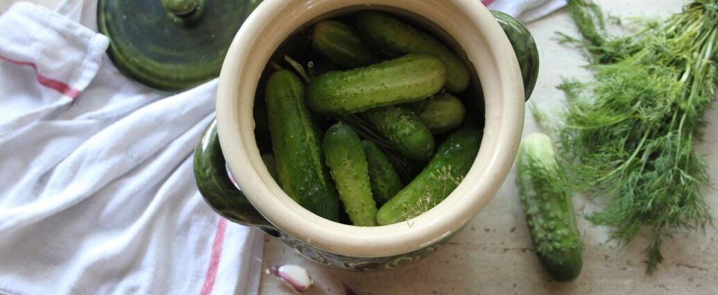 Ogórki małosolne w kamiennym garnku