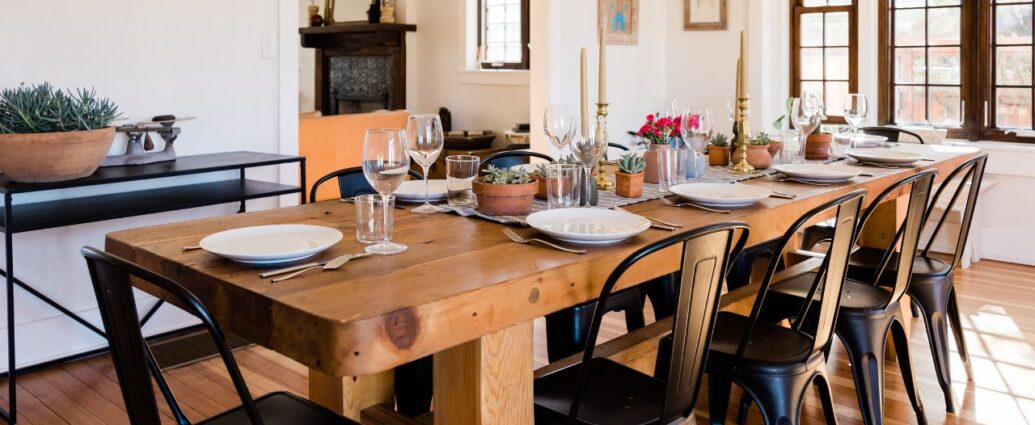 Nakryty stół w jadalni