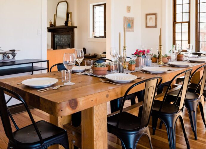 Nakryty stół w jadalni