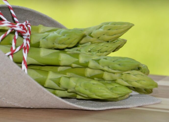 Zielone szparagi związane w pęczek