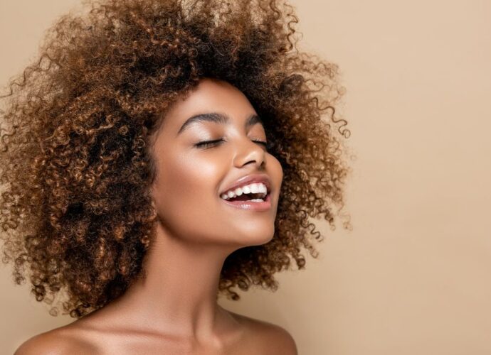 Afro w nowej odsłonie. Wraca moda z lat 80.