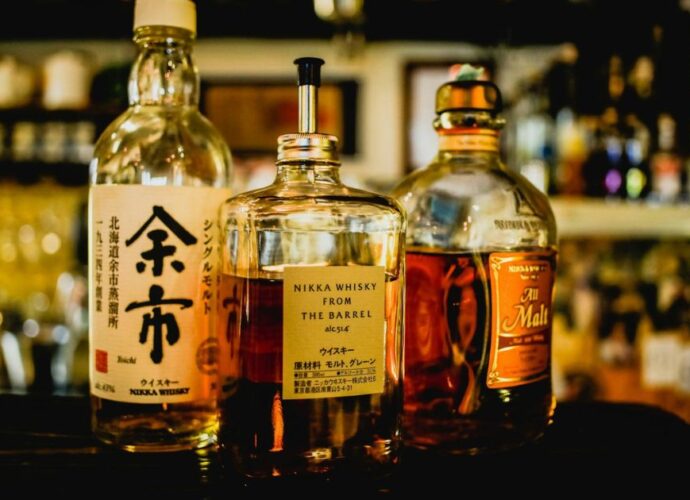 Alkohole premium od lat przyciągają uwagę smakoszy, kolekcjonerów oraz tych, którzy poszukują wyjątkowego prezentu na specjalną okazję. Nie są to zwykłe trunki, lecz starannie tworzone kompozycje o bogatej historii, wysokiej jakości i wyrazistym charakterze