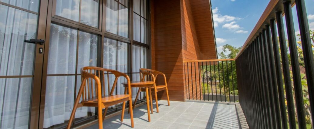 Słoneczny balkon, który wymaga zacienienia