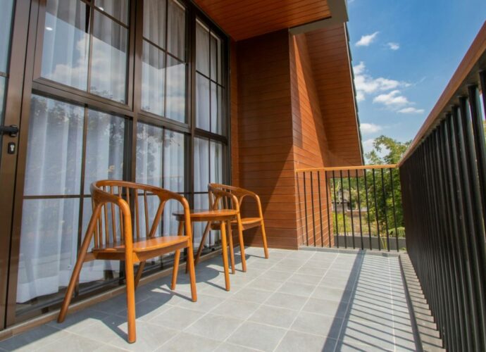 Słoneczny balkon, który wymaga zacienienia