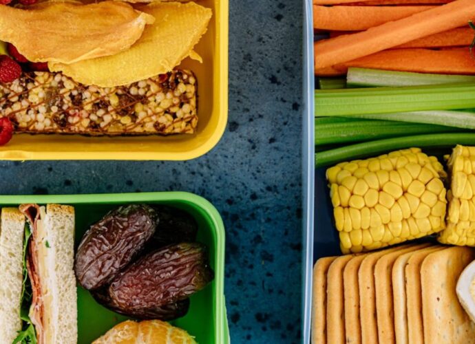 Dieta pudełkowa - posiłki w pojemnikach. Kanapki, warzywa, zdrowa przekąska