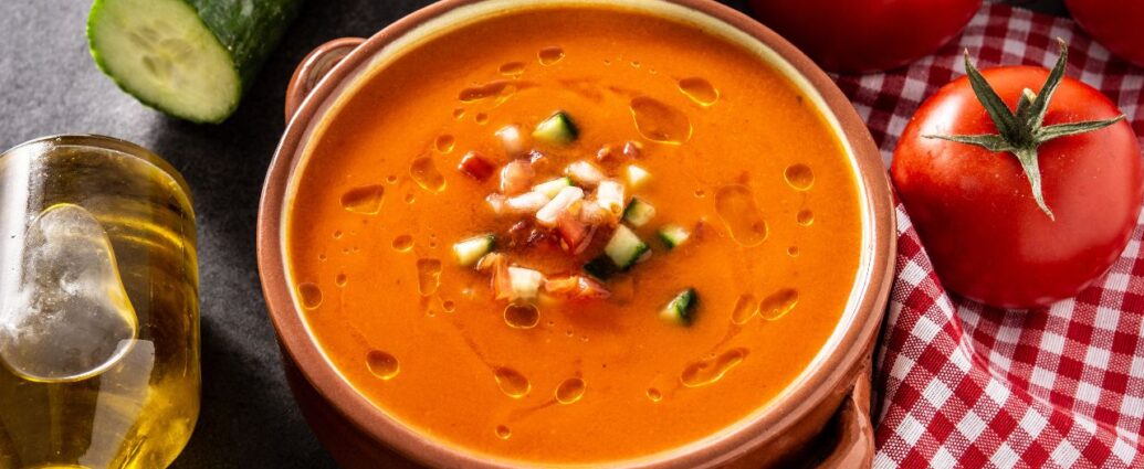 Tradycyjny gazpacho w ceramicznym naczyniu.