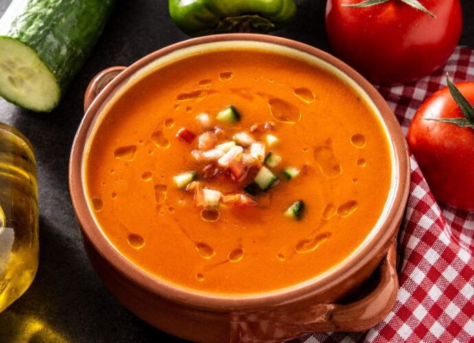 Tradycyjny gazpacho w ceramicznym naczyniu.