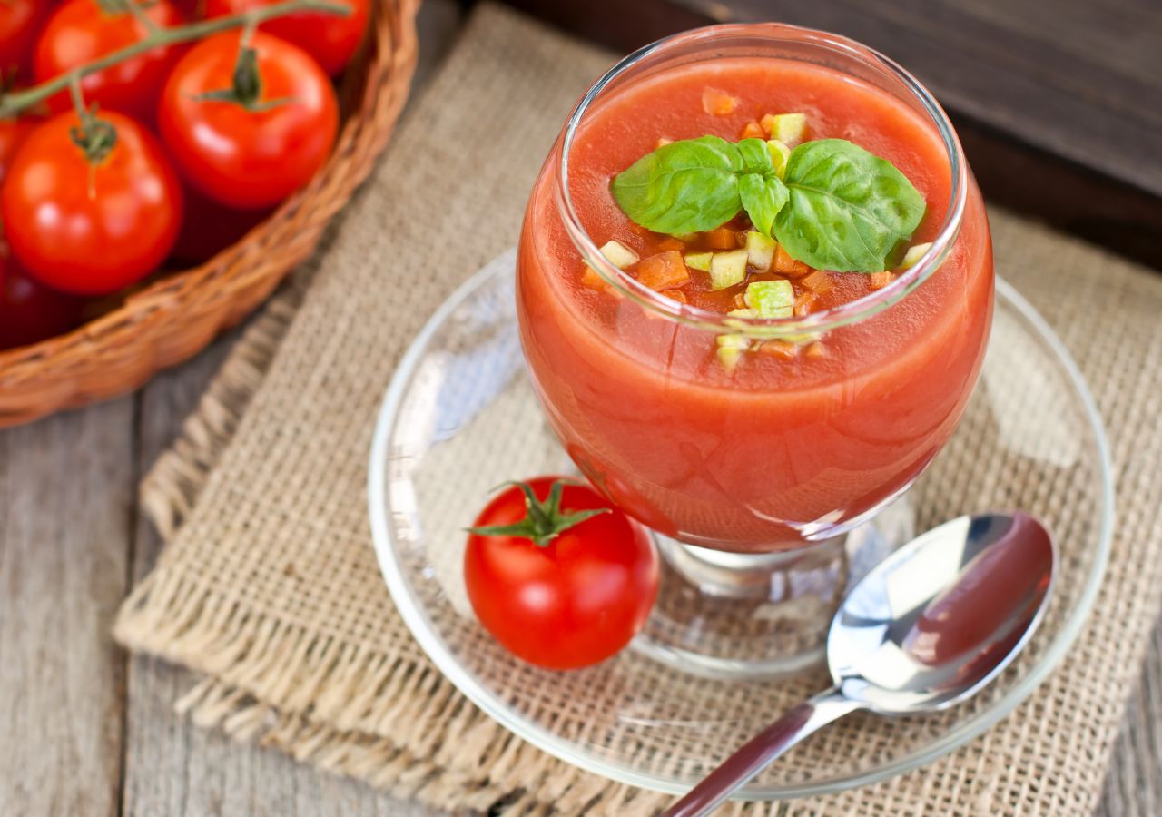 Gazpacho podane w szklanym kielichu
