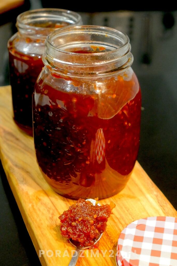 Gęsty dżem w słoikach oraz na łyżce