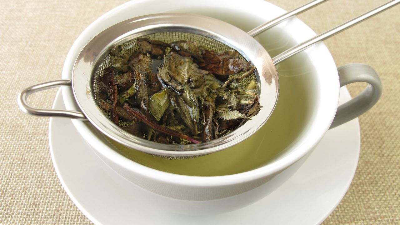 Herbata miętowa przygotowana z suszonych liści mięty