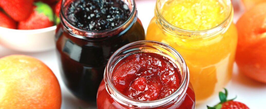 Słoiki z domowymi dżemami - wiśniowym, morelowym i jeżynowym